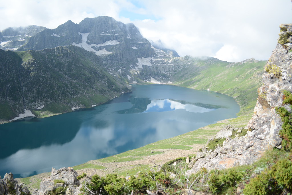 First glimpse of turquoise Tarsar Lake from trail approach